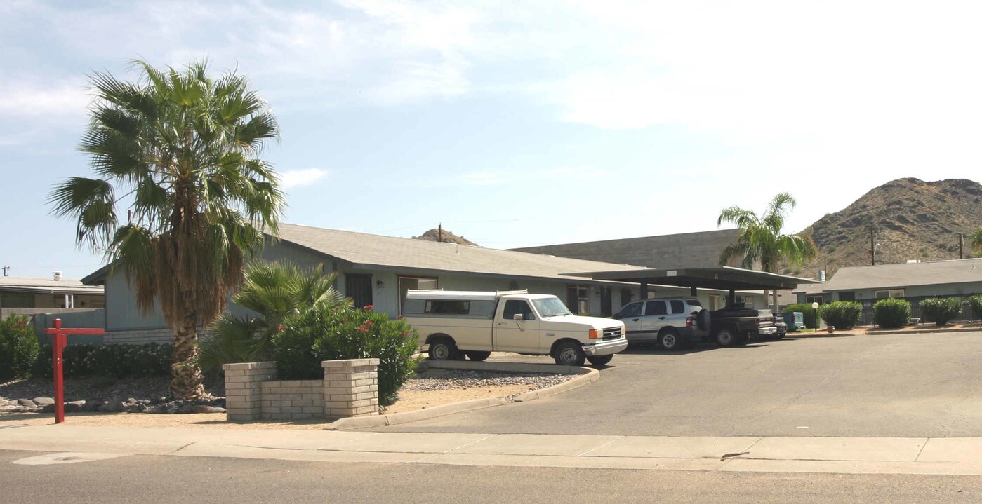 Larwood Apartments in Phoenix, AZ - Building Photo
