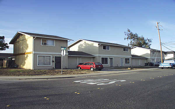 460-468 Cardoza Rd in Tracy, CA - Building Photo