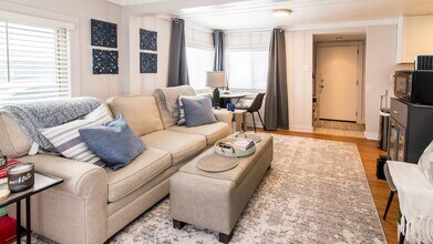 11291 E Shore Dr in Whitmore Lake, MI - Foto de edificio - Building Photo