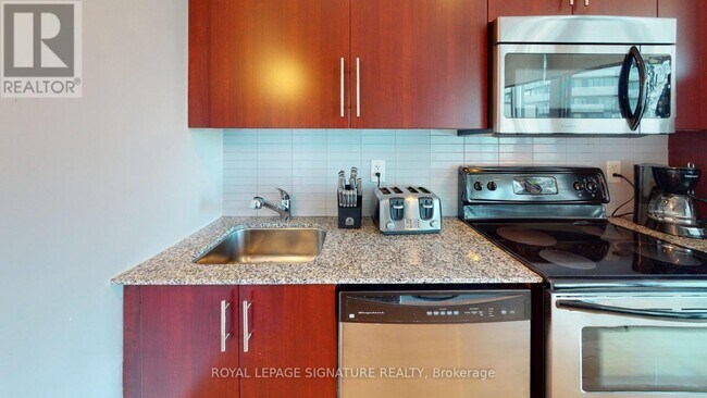 55-2355 Bremner Blvd in Toronto, ON - Building Photo - Building Photo