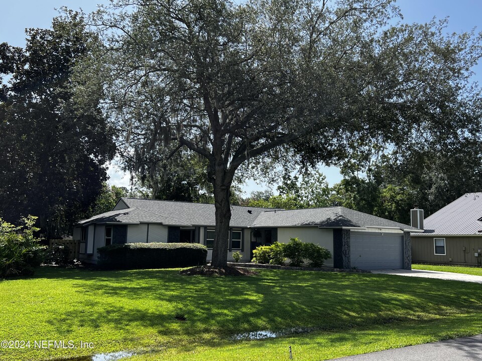 6137 Island Forest Dr in Fleming Island, FL - Building Photo