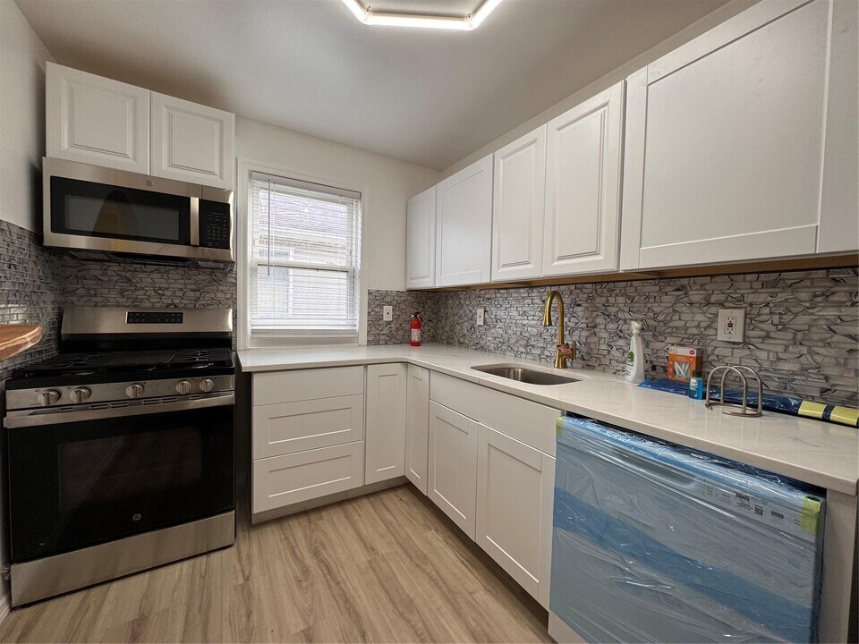 230-20 Lansing Ave-Unit -2nd. Floor in Queens, NY - Building Photo