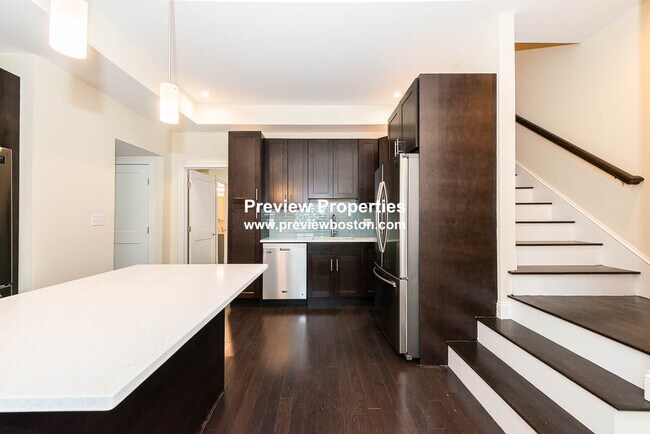 5 Malvern Ter, Unit P in Medford, MA - Foto de edificio - Building Photo
