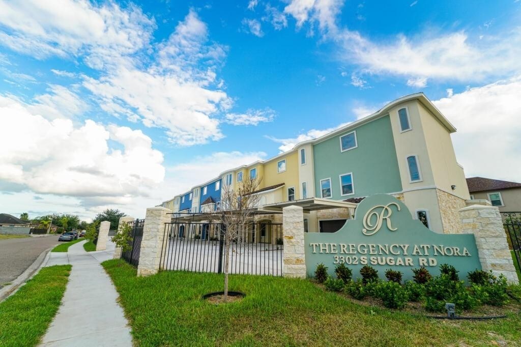 Regency at Nora Townhomes in Edinburg, TX - Foto de edificio