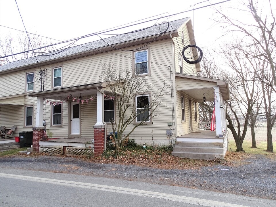 6 N Peartown Rd in Reinholds, PA - Building Photo