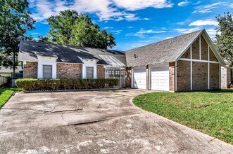 6911 Pine Vista Ln in Houston, TX - Building Photo - Building Photo