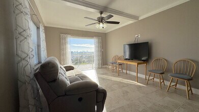 404 S Beach St in Daytona Beach, FL - Foto de edificio - Building Photo