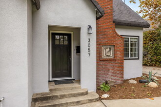 3057 Fair Oaks Ave in Altadena, CA - Foto de edificio - Building Photo