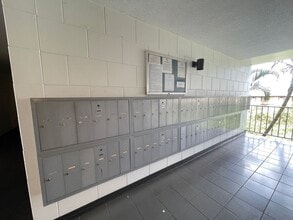 2845 Waialae Ave in Honolulu, HI - Building Photo - Building Photo