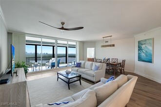 425 Cove Tower Dr in Naples, FL - Building Photo - Building Photo