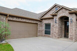 111 Cambridge St in Waxahachie, TX - Building Photo