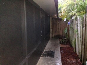 1011 Springdale Cir in Palm Springs, FL - Foto de edificio - Building Photo