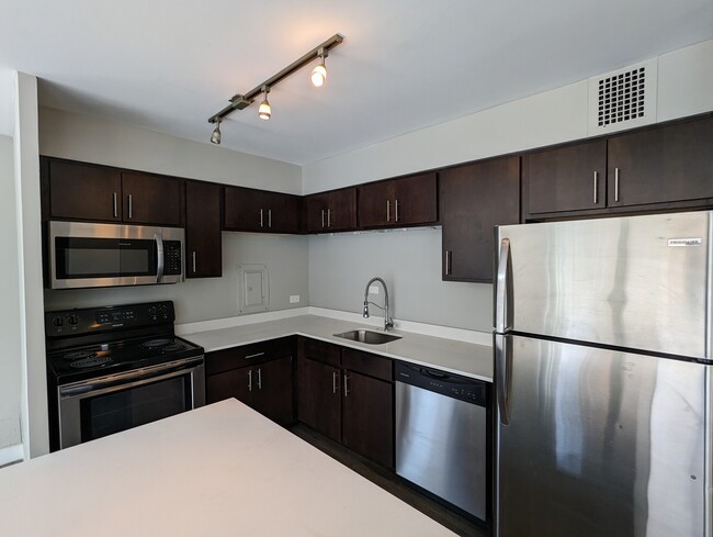 5559 N Sheridan Rd, Unit 2D