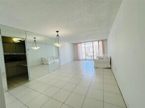 18071 Biscayne Blvd, Unit 1802 in Aventura, FL - Building Photo - Building Photo
