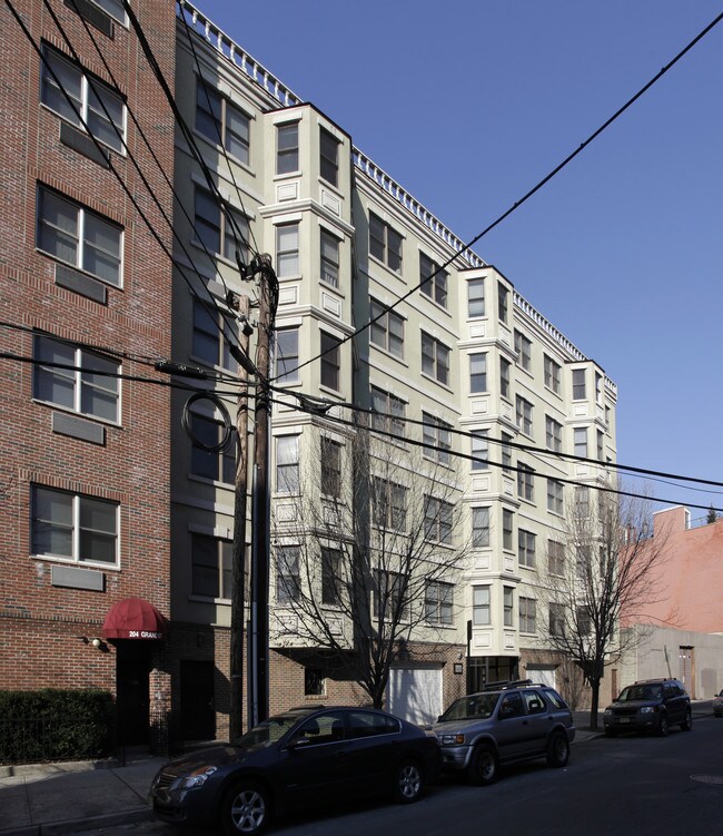 208 Grand St in Hoboken, NJ - Foto de edificio - Building Photo
