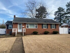 422 Sandston Ave in Sandston, VA - Building Photo