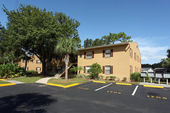 The Apartments at Oak Creek in Clearwater, FL - Building Photo - Building Photo