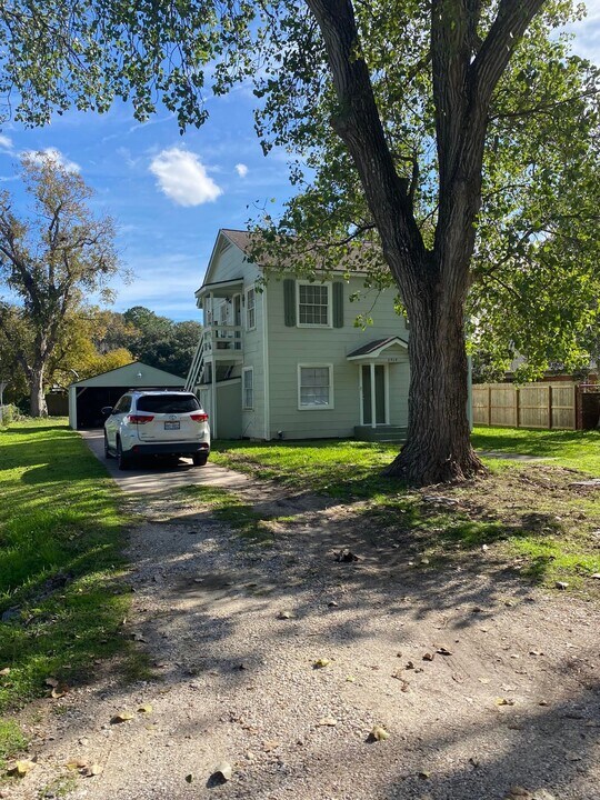 2919 Avenue J, Unit Downstairs in Bay City, TX - Building Photo