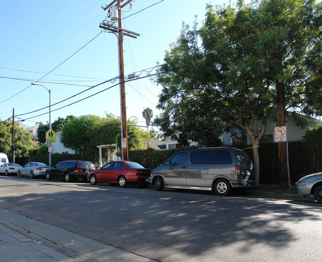 St. Andrews Bungalow Ct. in Los Angeles, CA - Foto de edificio - Building Photo