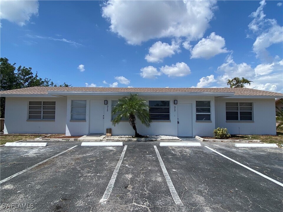 317 Tarpon Dr in Cape Coral, FL - Building Photo