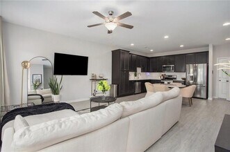 1961 James Red Moore Blvd in Atlanta, GA - Foto de edificio - Building Photo