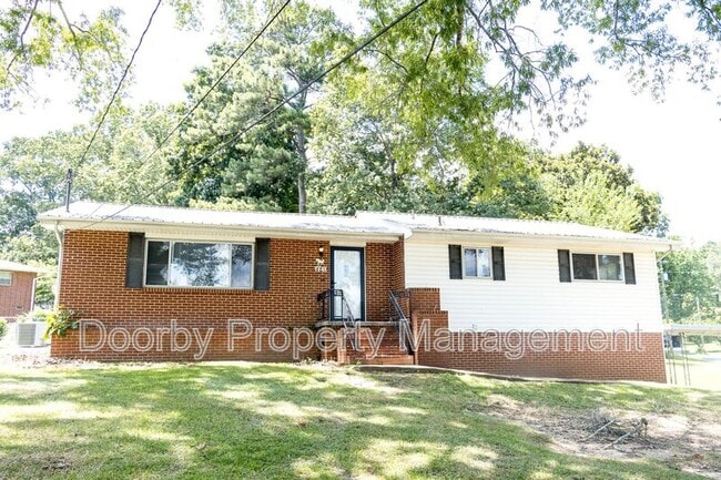 1945 Barrett Dr in Fort Oglethorpe, GA - Building Photo - Building Photo