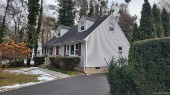 50 Deepdale Dr in Huntington Station, NY - Building Photo