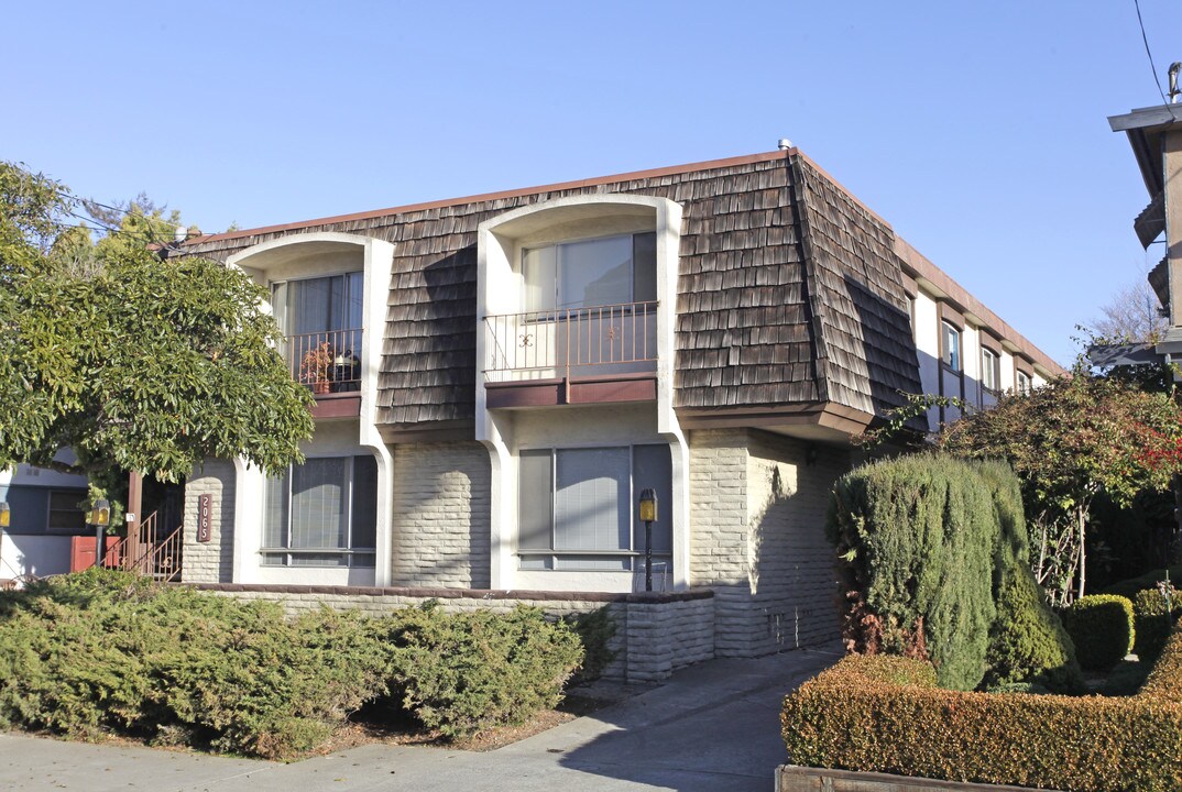 2065 Clinton Ave in Alameda, CA - Building Photo