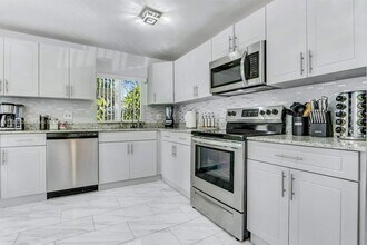 211 SW 4th Ave in Hallandale Beach, FL - Foto de edificio - Building Photo