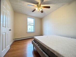 1096 Cambridge St, Unit 1 in Cambridge, MA - Foto de edificio - Building Photo
