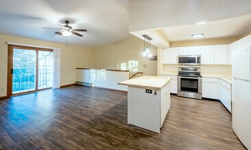 6920 Mariner Dr in Mount Pleasant, WI - Foto de edificio - Building Photo