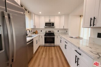 8668 Gregory Way in Los Angeles, CA - Building Photo - Building Photo