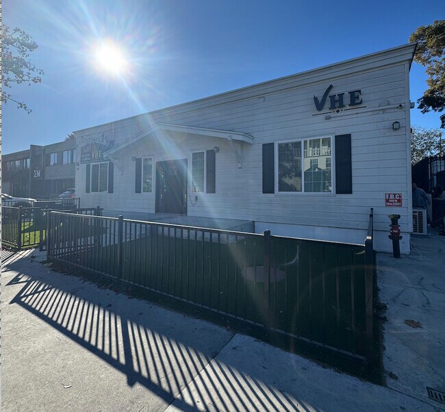 Victory House East in Los Angeles, CA - Building Photo - Building Photo