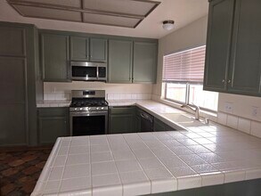 1018 Langhorn St in Lancaster, CA - Building Photo - Building Photo
