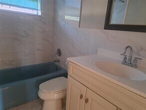 4070 NW 30th Terrace in Lauderdale Lakes, FL - Building Photo - Building Photo