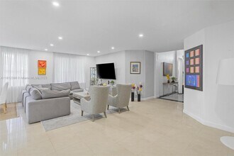 11255 NW 77th Ter in Doral, FL - Building Photo - Building Photo