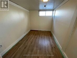 102 Billington Crescent in Toronto, ON - Building Photo - Building Photo
