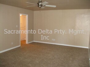 5051 Jennings Way in Sacramento, CA - Building Photo - Building Photo