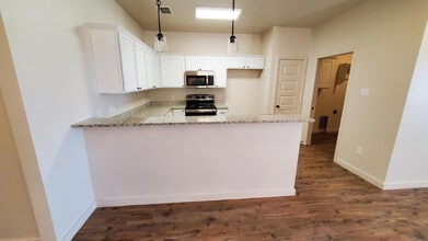 1226 N 7th St in Wolfforth, TX - Foto de edificio - Building Photo