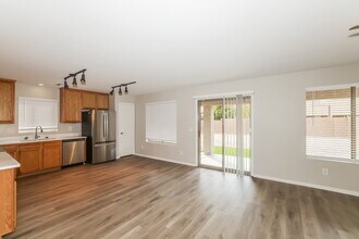 11809 W Dos Rios Dr in Sun City, AZ - Building Photo - Building Photo