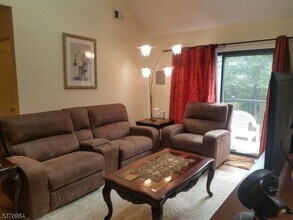 806 Yorkshire Dr in Flemington, NJ - Building Photo - Building Photo