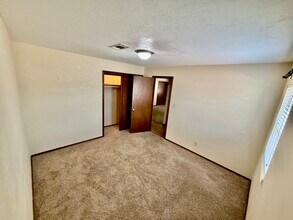401 N A St, Unit 4 in Arkansas City, KS - Foto de edificio - Building Photo