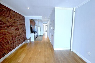 102 E 7th St in New York, NY - Building Photo