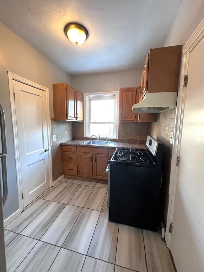 343 Broadway, Unit Unit 2R in Pawtucket, RI - Building Photo - Building Photo