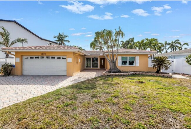 10128 Yacht Club Dr in Treasure Island, FL - Building Photo - Building Photo