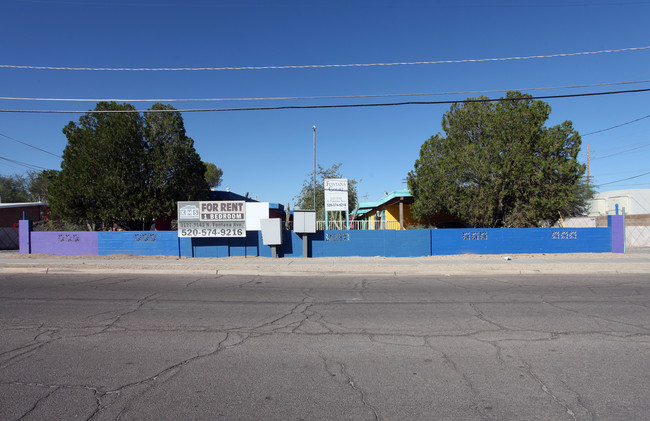 Fontana East Apartments in Tucson, AZ - Foto de edificio - Building Photo