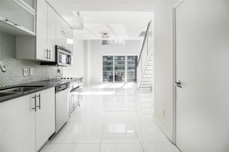 60 SW 13th St, Unit 2208 in Miami, FL - Building Photo - Building Photo