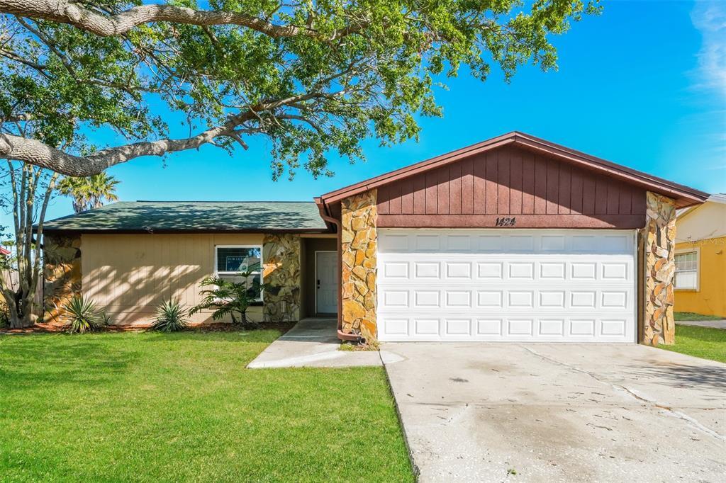 1424 Foxboro Dr in Brandon, FL - Building Photo