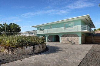 232 W Seaview Dr in Duck Key, FL - Building Photo - Building Photo