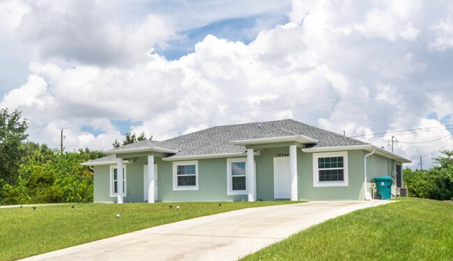 10244 Burlington Ave, Unit B in Englewood, FL - Building Photo - Building Photo